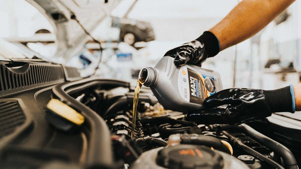 Serviste araca motor yağı doldurulması